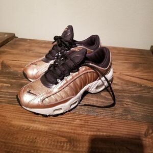 NIKE AIR MAX SHOES SIZE 6. Rack#12